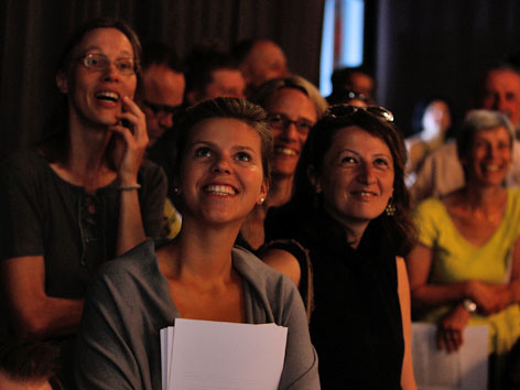 Publikum lachend (Bild: Johannes Puch)