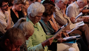 Publikum mit Freda Meissner Blau (Bild: Johanes Puch)