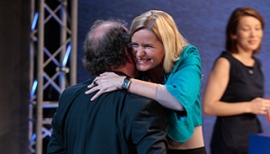 Meike Feßmann umarmt Peter Wawerzinek (Bild: Johannes Puch)