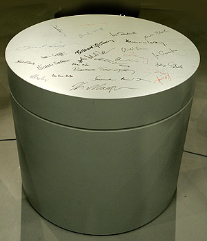 Der Tisch mit den Autogrammen (Bild: Johannes Puch)